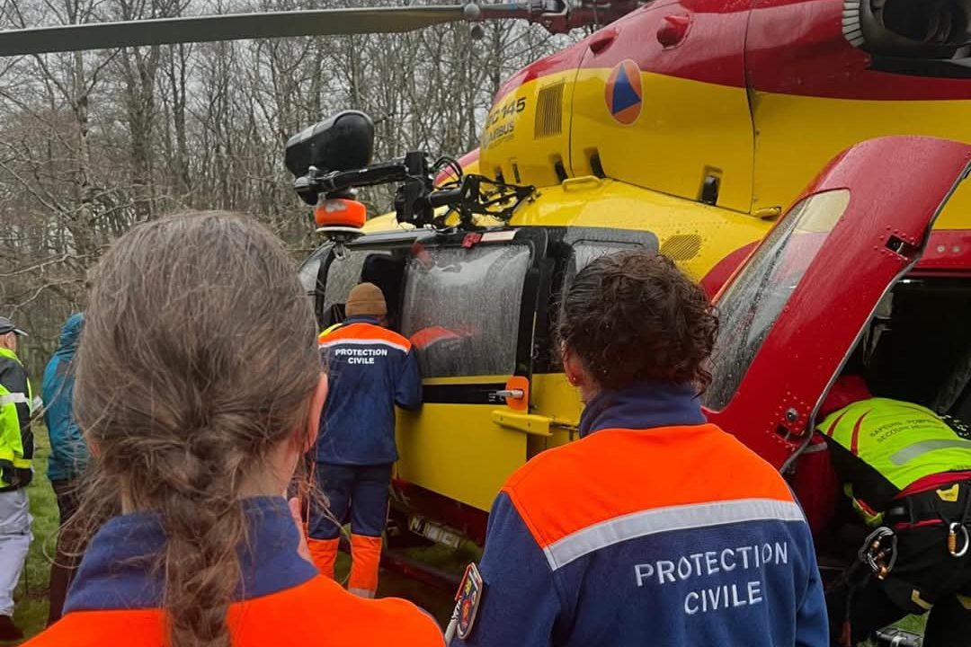 Trois bénévoles et hélicoptère secours