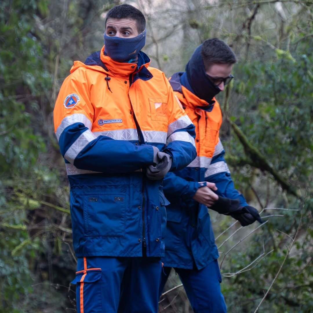 deux bénévoles forêt