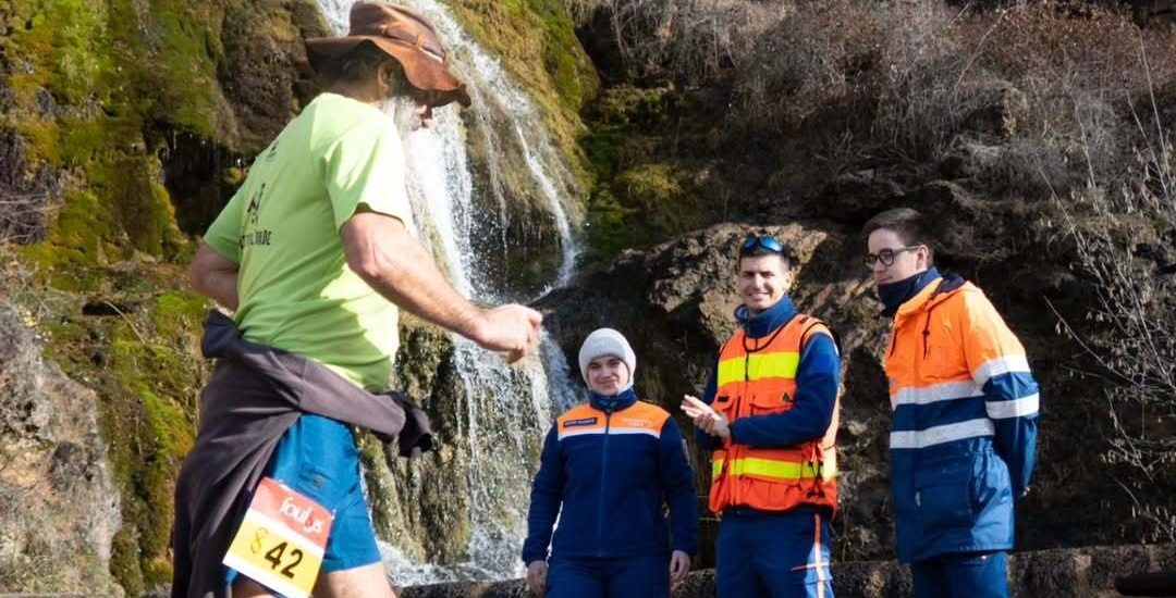 coureur et bénévoles protection civile