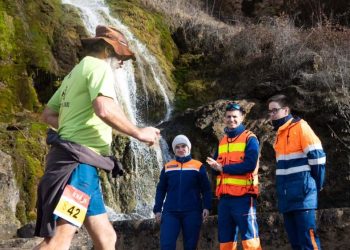 coureur et bénévoles protection civile